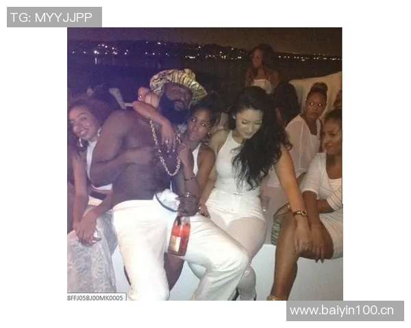 皮尔斯夜店偷瞄性感美女的紧张瞬间只需半秒转头避免被发现